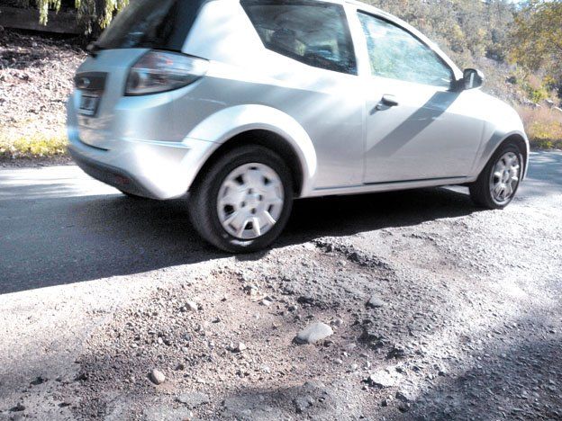 Los baches en las rutas son un peligro para los autos y para los conductores (foto ilustrativa). Los baches en las rutas son un peligro para los autos y para los conductores (foto ilustrativa).