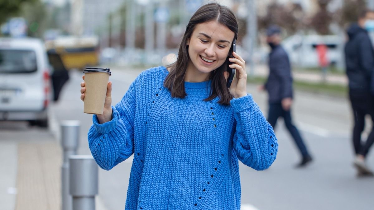 Viste los tonos azules los jueves para que tu día laboral sea todo un éxito de principio a fin. Viste los tonos azules los jueves para que tu día laboral sea todo un éxito de principio a fin.