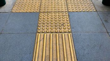 De Japón a Mendoza: el invento que está presente en todas las veredas y nadie sabe el por qué de su diseño De Japón a Mendoza: el invento que está presente en todas las veredas y nadie sabe el por qué de su diseño