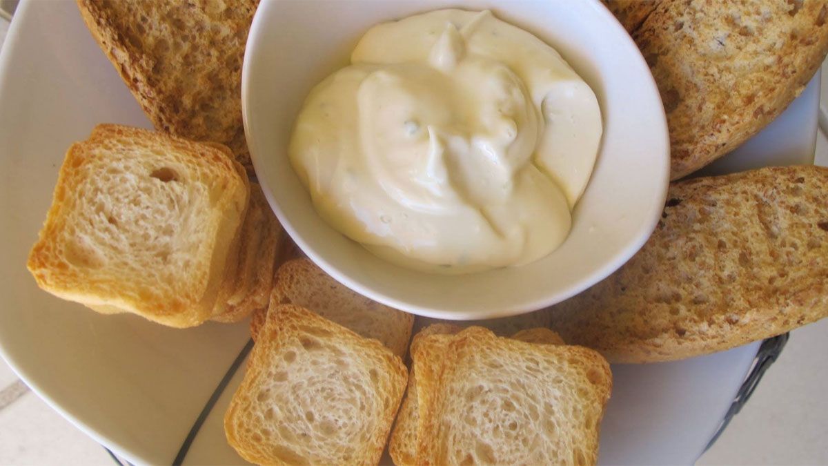 Cómo hacer una crema de ajo riquísima: la receta casera que lleva 4 ingredientes y es muy fácil de hacer