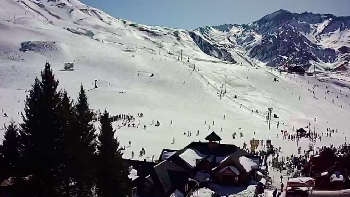 Vacaciones de invierno 2022. Así lucen las pistas del centro de esquí Las Leñas el 22 de julio.