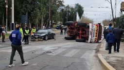 El accidente en Maipú entre un auto y el camión de Bomberos.