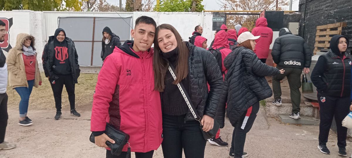 Misael Sosa con un doblete le dio el triunfo al Deportivo Maipú y lo festejó con su novia.
