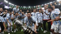 Messi y los muchachos de la Selección en el festejo de la Copa América. Ahora todo el país espera que la imagen se repita en el Mundial.