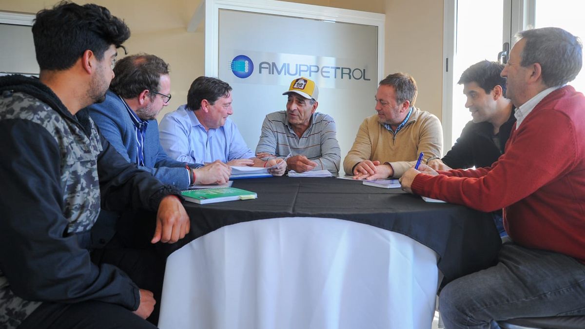 Parisi, Ilardo y Aveiro en el sindicato del petróleo.