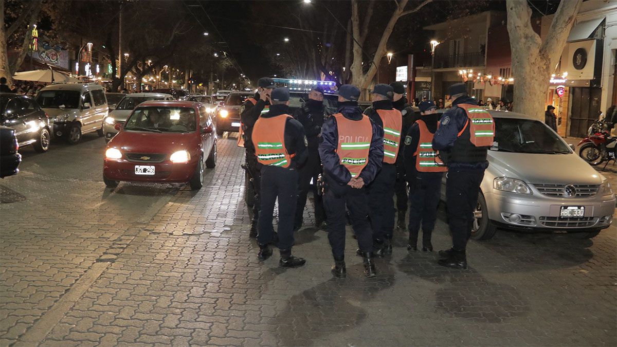 El máximo permitido de alcohol en sangre para autos es de 0,5 gramos de alcohol en sangre, 0,2 para motociclistas y tolerancia cero para profesionales. El máximo permitido de alcohol en sangre para autos es de 0,5 gramos de alcohol en sangre, 0,2 para motociclistas y tolerancia cero para profesionales.