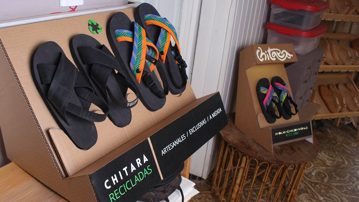 Chitara es un emprendimiento que fabrica sandalias con neumáticos y con cuerdas de escalada recicladas. 