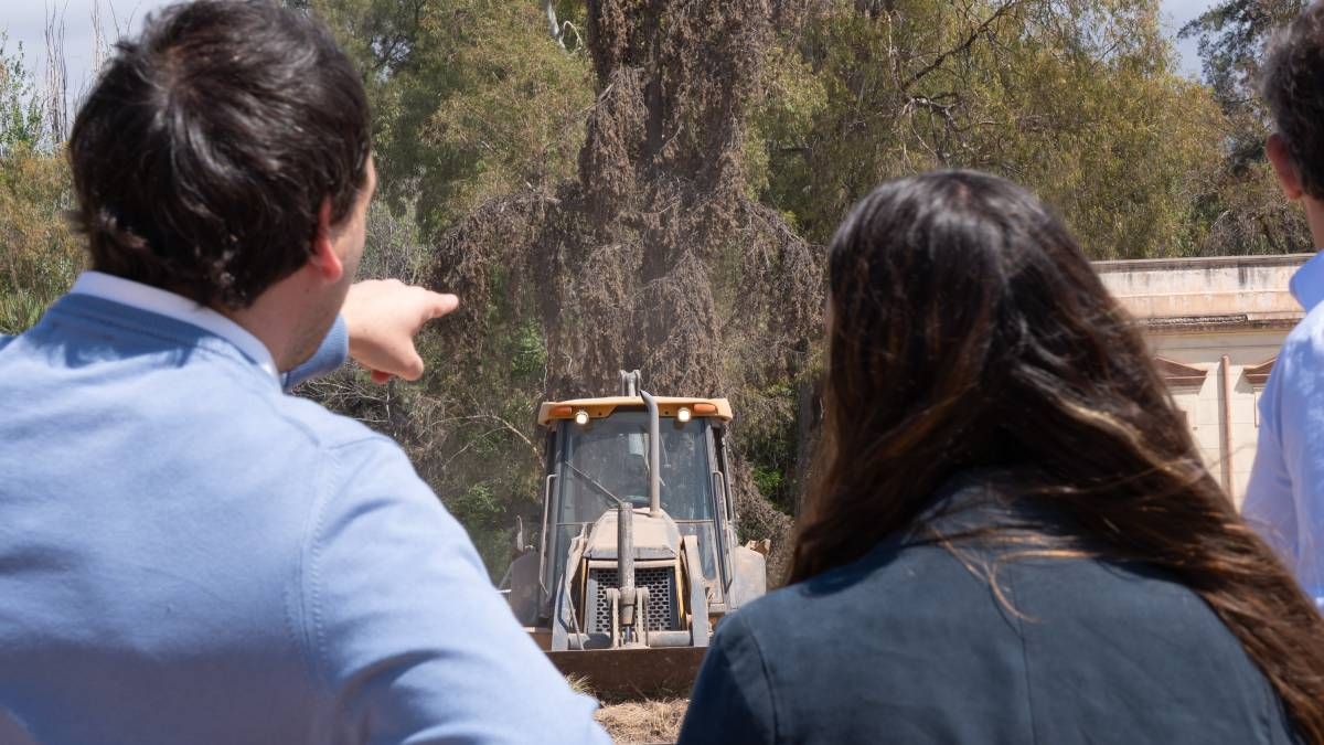 El ministro Montero y el presidente de FUESMEN recorrieron las instalaciones donde se hace el movimiento de suelo para la obra sanitaria. El ministro Montero y el presidente de FUESMEN recorrieron las instalaciones donde se hace el movimiento de suelo para la obra sanitaria.