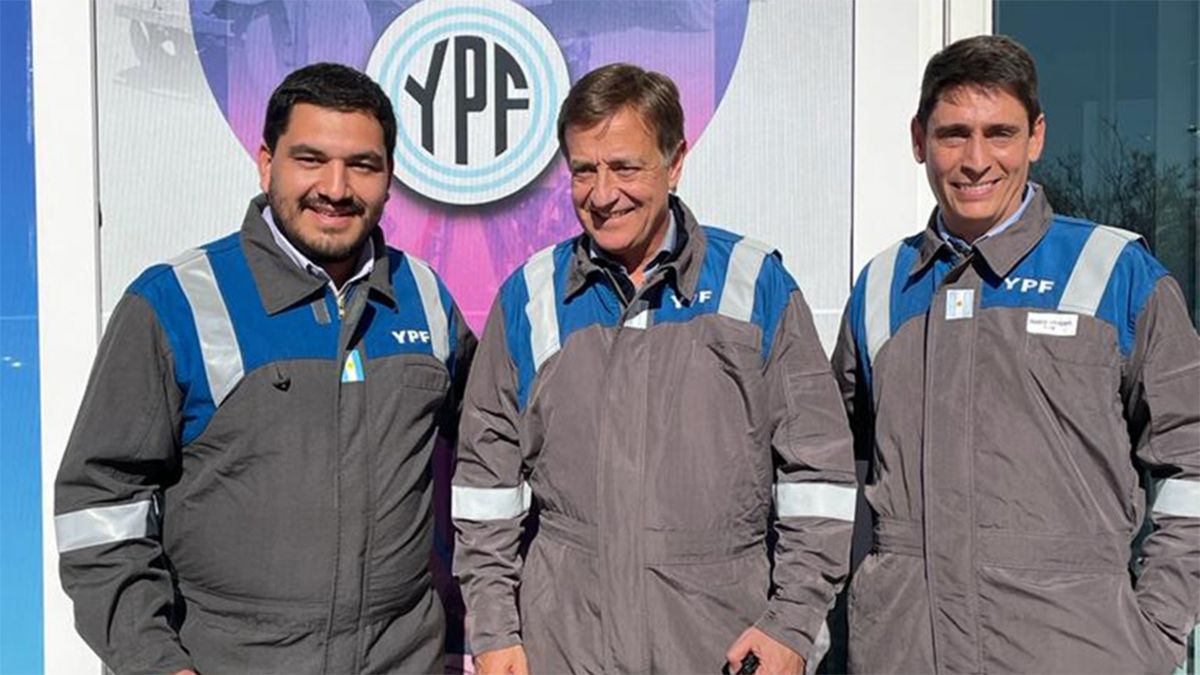 El intendente de Malargüe, Juan Manuel Ojeda; el gobernador de Mendoza, Rodolfo Suarez; y el exCEO de YPF, Sergio Affronti.