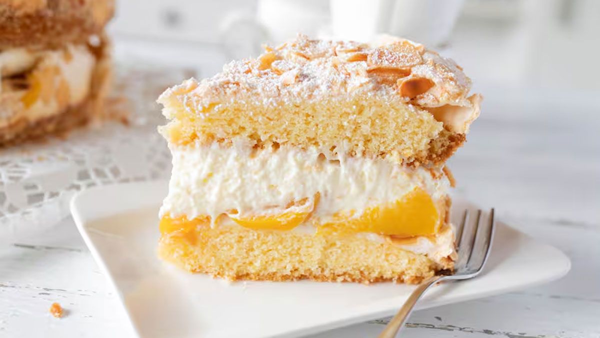 La receta de torta de bizcochuelo, crema y duraznos, es de las más ricas para elaborar para un cumpleaños.&nbsp;