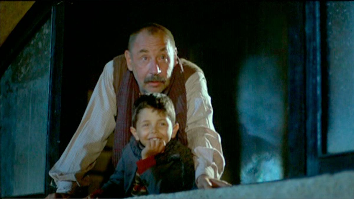 Salvatore Cascio y Philippe Noiret en Cinema Paradiso.