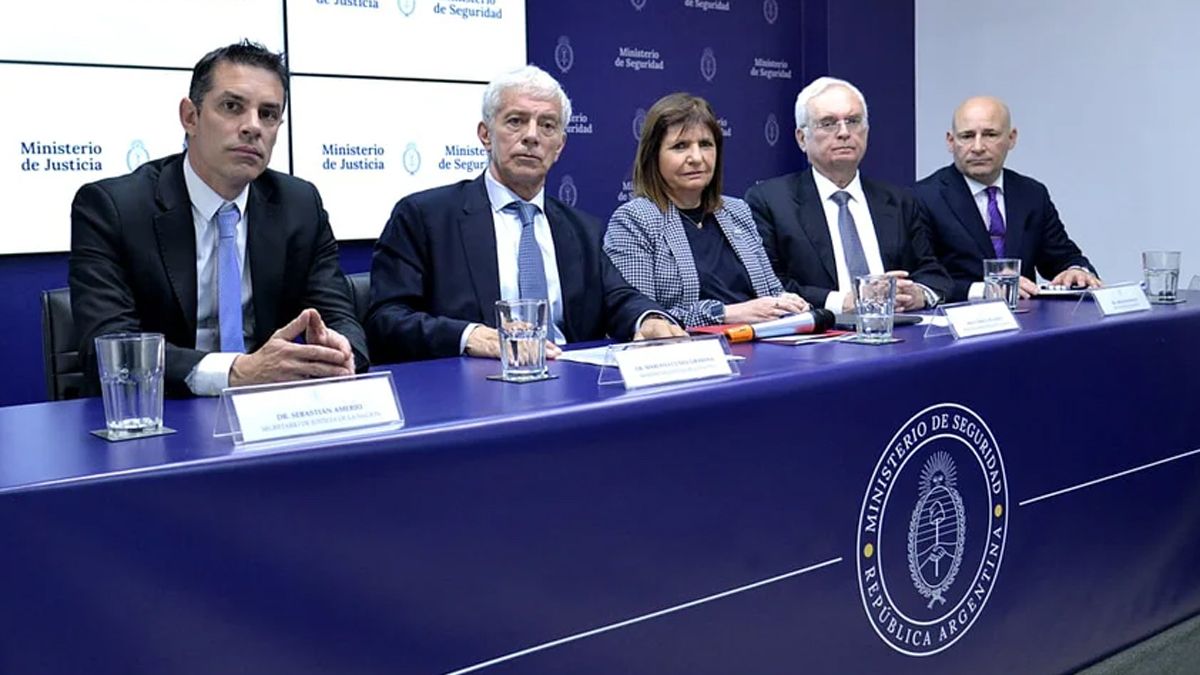 Cúneo Libarona junto a Patricia Bullrich durante la presentación formal de los cambios a la Justicia Federal en Mendoza. Cúneo Libarona junto a Patricia Bullrich durante la presentación formal de los cambios a la Justicia Federal en Mendoza.