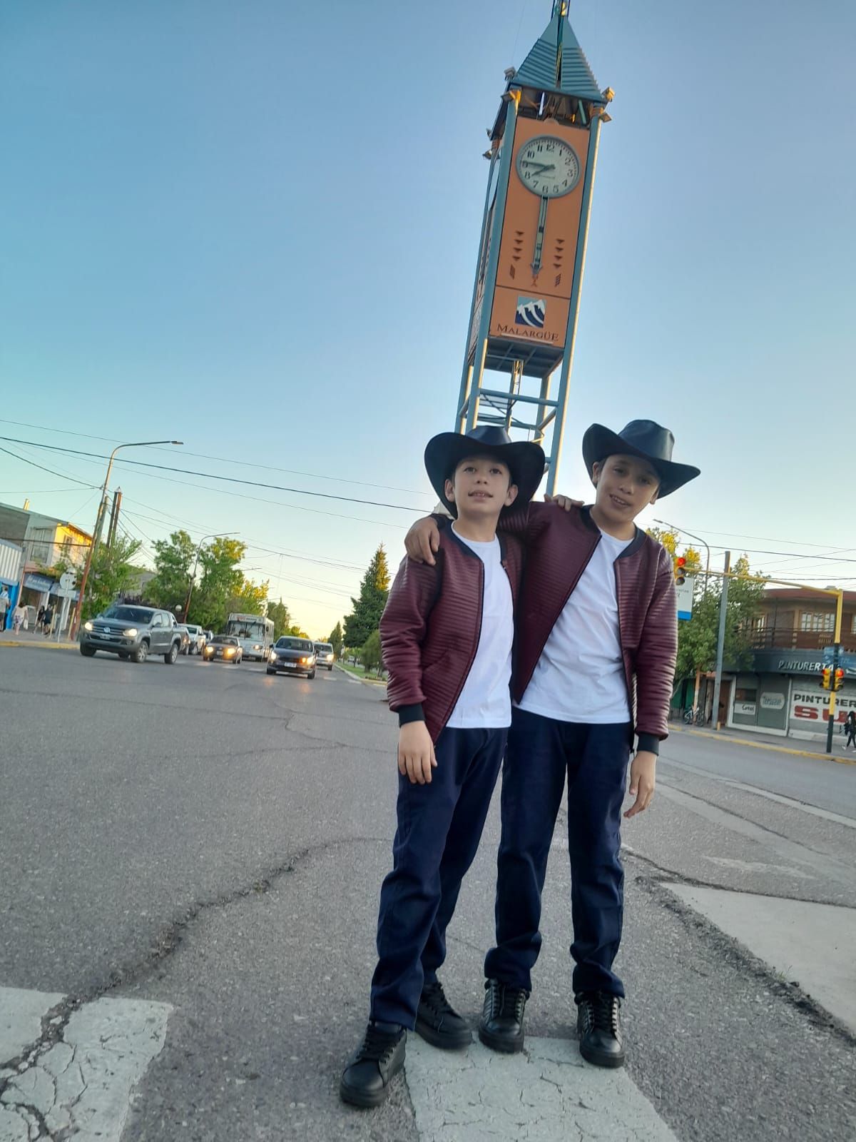 León, a la derecha, junto a su hermano. Fue el sábado durante un evento en Malargüe. León, a la derecha, junto a su hermano. Fue el sábado durante un evento en Malargüe.