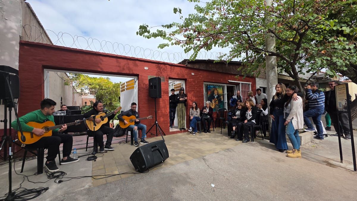El trío de folclore Nolocepa le puso música al acto en memoria del maestro Santiago Bértiz, en la vereda de su casa. El trío de folclore Nolocepa le puso música al acto en memoria del maestro Santiago Bértiz, en la vereda de su casa.