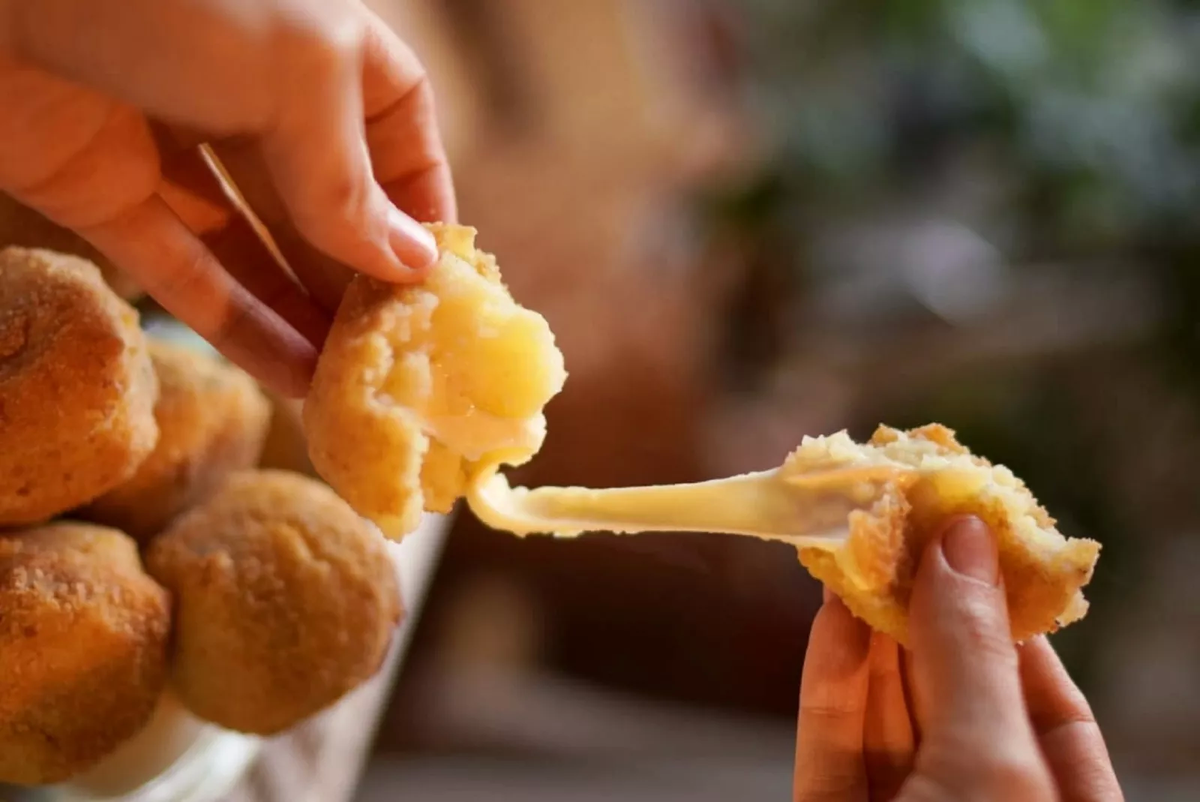 Bombas de papa rellenas de queso, súper sabrosas y crujientes. Bombas de papa rellenas de queso, súper sabrosas y crujientes.