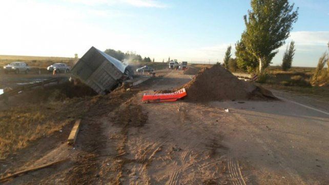 Padre e hijo murieron en un accidente en el puente provisorio de la Ruta 143, en San Carlos