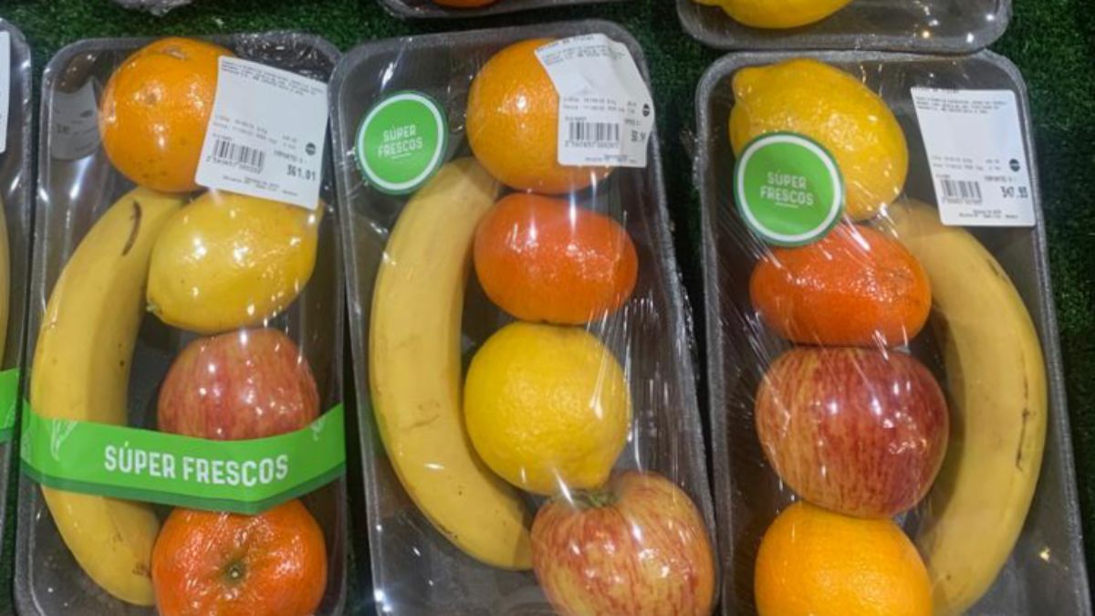 En los supermercados se produce un fenómeno inusual que carece de explicación: envolver frutas y verduras en plástico.