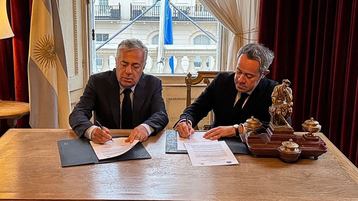 Alfredo Cornejo firmó un acuerdo en Londres para incentivar las inversiones extranjeras en Mendoza