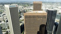 Una imagen tomada desde el piso 61 de la Torre US Bank muestra los edificios de los bancos Bank of America y Wells Fargo, uno frente al otro, en el paisaje urbano de Los Ángeles, California en Estados Unidos. (Archivo). Crédito: EFE/EPA/Etienne Laurent.