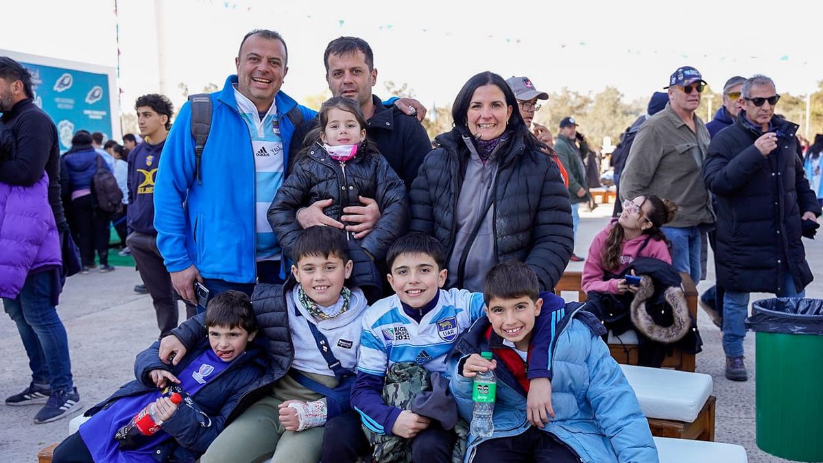 Alejandro Ditieri, Juani Freide y Mónica Torregrosa fueron acompañados de sus hijos. Fotos: Axel Lloret Alejandro Ditieri, Juani Freide y Mónica Torregrosa fueron acompañados de sus hijos. Fotos: Axel Lloret