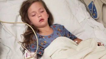 Una niña se perforó la garganta al caer de la cama con su cepillo de dientes en la boca