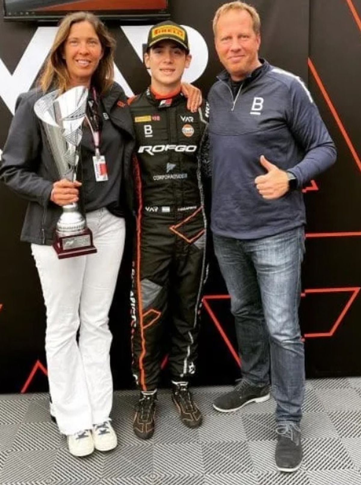 Franco Colapinto con sus representantes en las categor&iacute;as en inferiores.