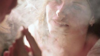 Las mujeres toleran la marihuana con más facilidad que los hombres