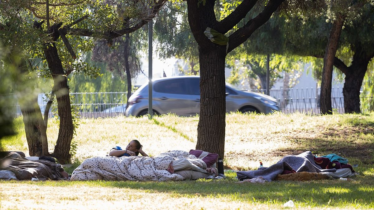 Grupos de personas se afincaron en la plazoleta Almirante Brown. Grupos de personas se afincaron en la plazoleta Almirante Brown.