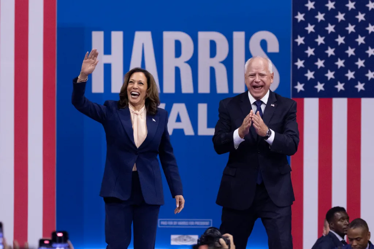 La vicepresidenta estadounidense, Kamala Harris, entra con su nuevo compañero de fórmula, el gobernador de Minnesota, Tim Walz, durante un mitin de campaña en Pensilvania (EE.UU.). Crédito: EFE/Michael Reynolds La vicepresidenta estadounidense, Kamala Harris, entra con su nuevo compañero de fórmula, el gobernador de Minnesota, Tim Walz, durante un mitin de campaña en Pensilvania (EE.UU.). Crédito: EFE/Michael Reynolds