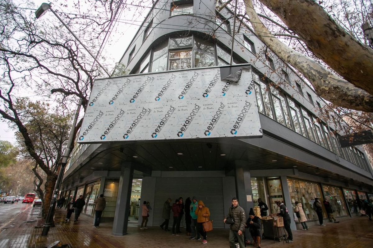 La icónica esquina comercial de 9 de Julio y Las Heras volverá a su esplendor, tras casi tres años sin actividad. La icónica esquina comercial de 9 de Julio y Las Heras volverá a su esplendor, tras casi tres años sin actividad.