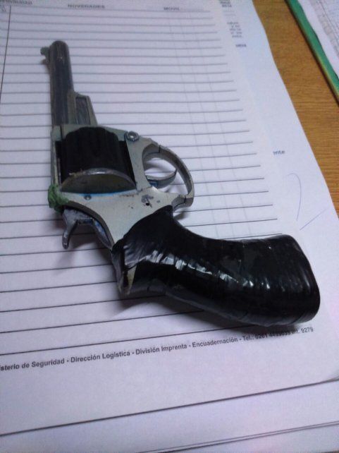 Un chico de 12 años amenazó a sus compañeros de colegio con un arma de fuego