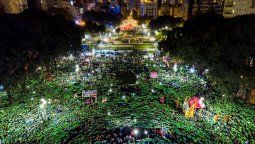 Multitud verde en plaza de Mayo