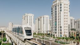 El país construido de mármol: por ley los coches solo pueden ser blancos y deben estar limpios El país construido de mármol: por ley los coches solo pueden ser blancos y deben estar limpios