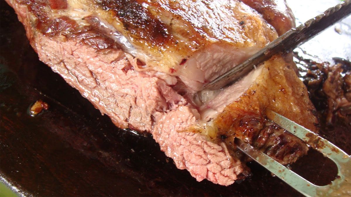 Los expertos afirman que es un pecado tajear la carne del asado mientras se está cocinando en la parrilla.&nbsp;