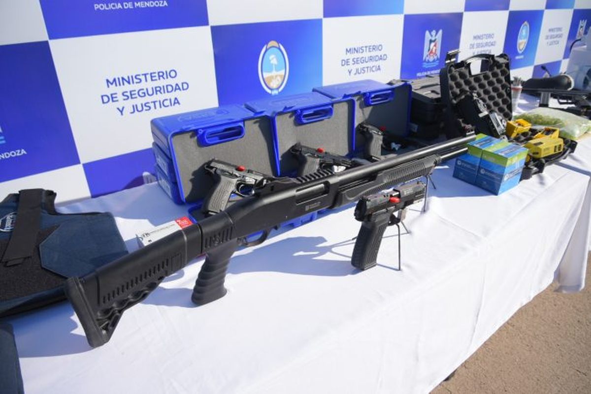 El Ministerio de Seguridad, además, adquirió chalecos antibalas, pistolas Bersa, escopetas y pistolas Taser. El Ministerio de Seguridad, además, adquirió chalecos antibalas, pistolas Bersa, escopetas y pistolas Taser.