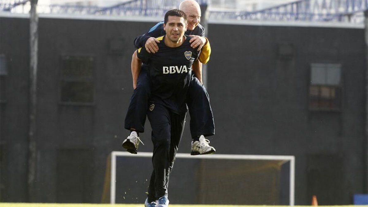 Antonio Obrador y Juan Román Riquelme en una práctica de Boca.