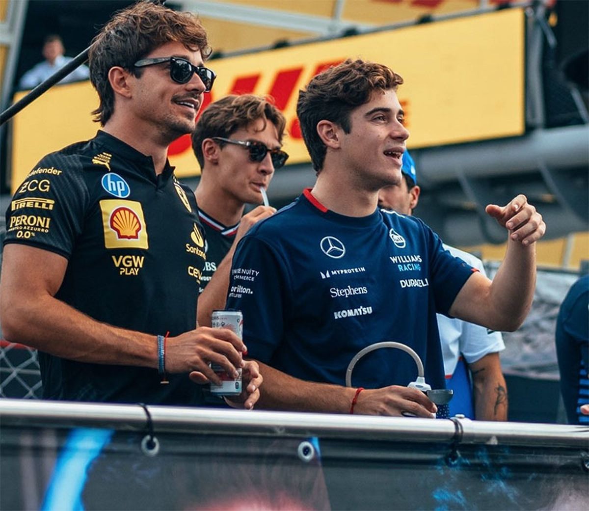 Colapinto y Leclerc, de Ferrari, quien el año que viene permanecerá en esta escudería en Fórmula 1. Colapinto y Leclerc, de Ferrari, quien el año que viene permanecerá en esta escudería en Fórmula 1.