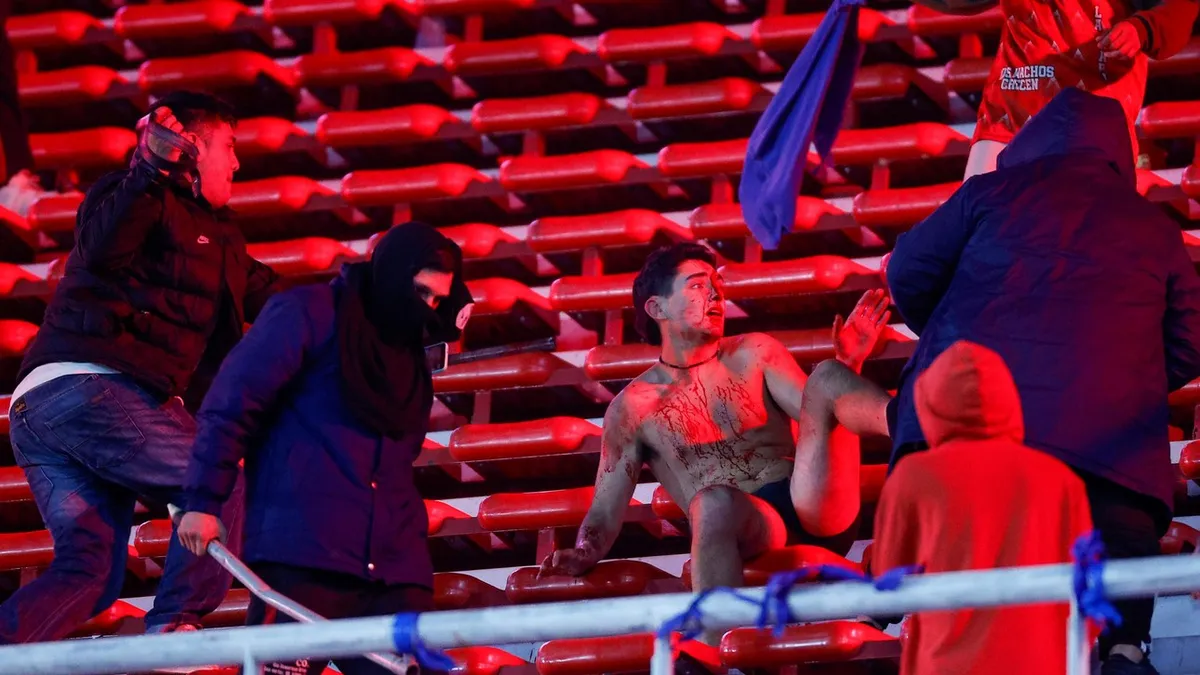 El partido entre Independiente y la U de Chile fue suspendido por estos incidentes El partido entre Independiente y la U de Chile fue suspendido por estos incidentes