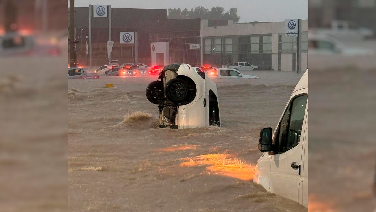 Familias y hasta el Hospital Penna de Bahía Blanca tuvieron que ser evacuados tras la tormenta en la que cayó 300 milímetros de agua en poco tiempo. Foto: Noticias Argentinas