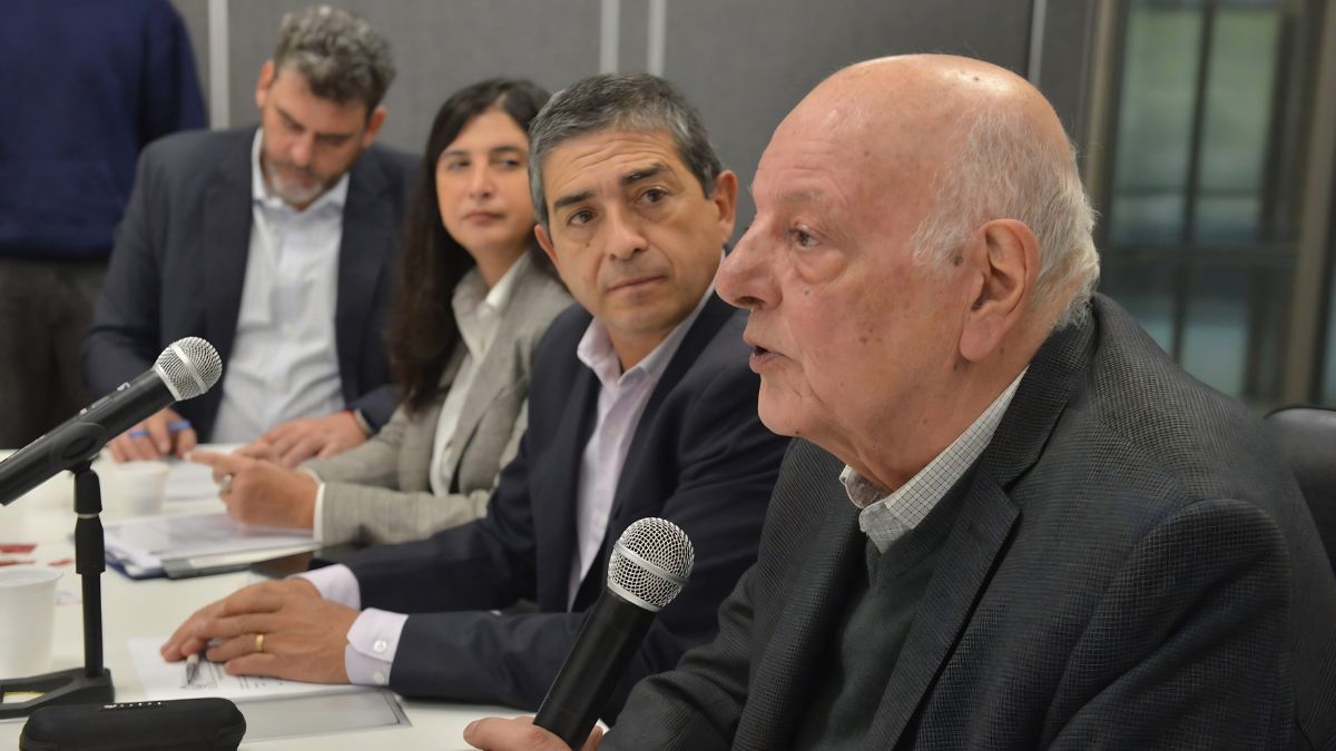 El subsecretario de Justicia, Juan Carlos Jaliff, concurrió a la comisión de LAC para explicar los alcances del proyecto de autonomía municipal. Imagen: Senado de Mendoza.&nbsp; 