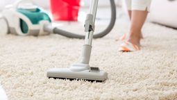 Respira hondo al saber cómo eliminar el mal olor de las alfombras
