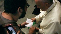 El Vaticano tildó de regalo trampa el pañuelo verde del aborto entregado al Papa por un estudiante argentino
