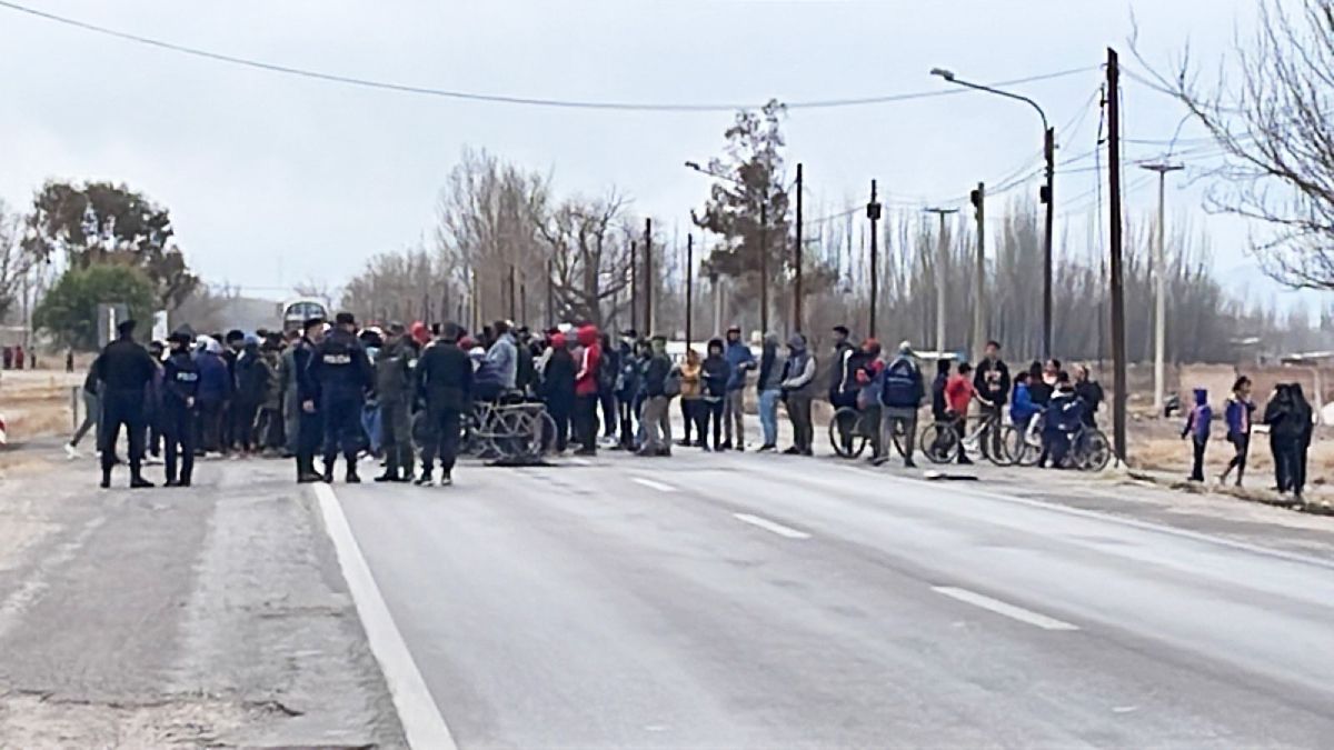 La Policía trabajó para prevenir los saqueos en dos supermercados de Tunuyán.