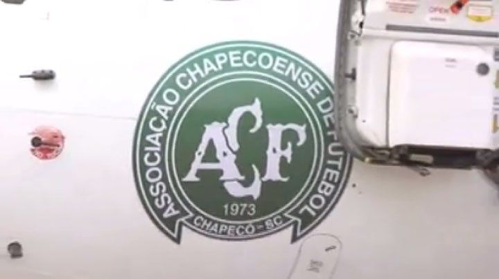 Arriba del avión, el plantel se prestó para una publicidad de terror