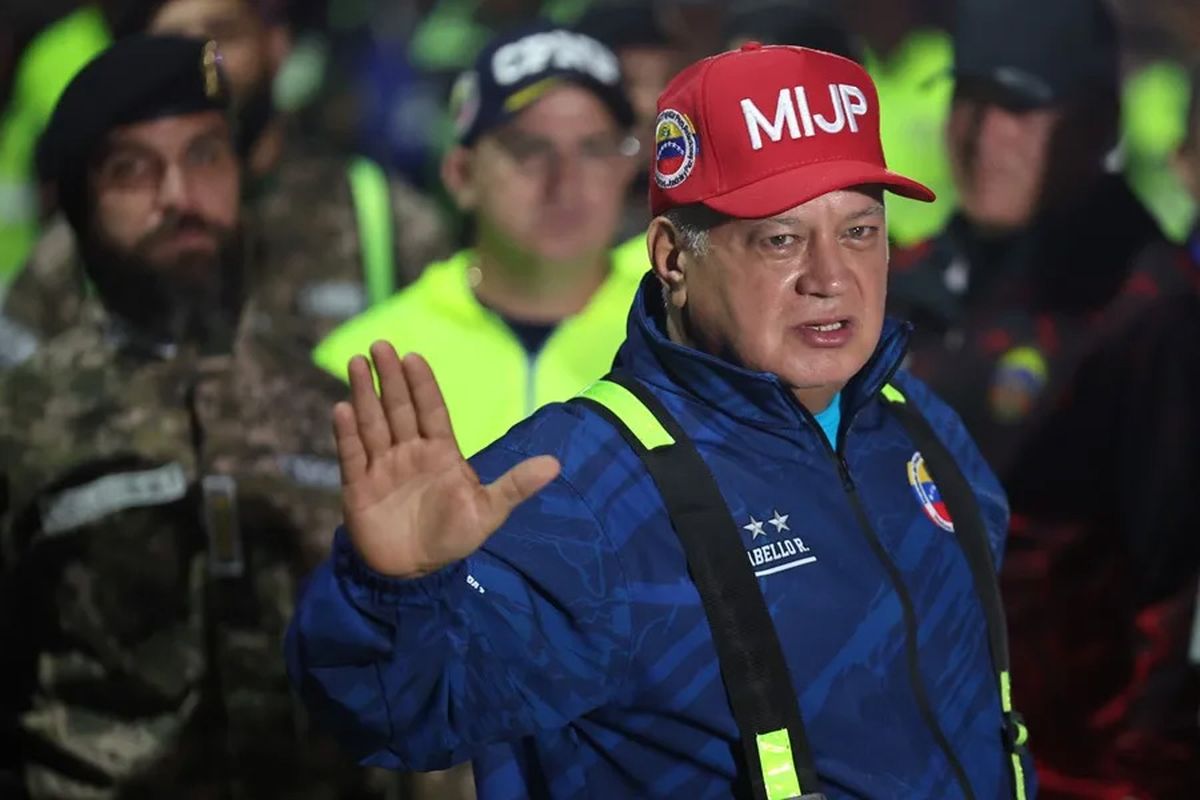 El titular de Interior y Justicia de Venezuela, Diosdado Cabello, recibe a un grupo de ciudadanos venezolanos tras ser deportados desde Estados Unidos. Crédito: EFE/ Miguel Gutiérrez. El titular de Interior y Justicia de Venezuela, Diosdado Cabello, recibe a un grupo de ciudadanos venezolanos tras ser deportados desde Estados Unidos. Crédito: EFE/ Miguel Gutiérrez.
