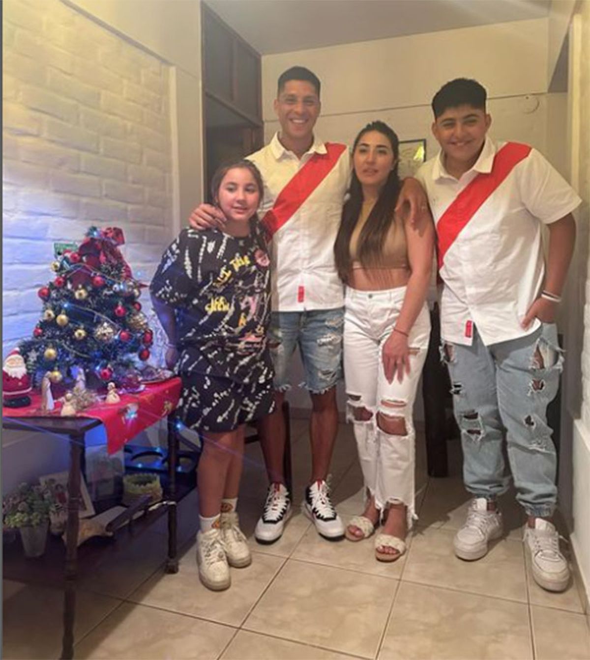 Enzo Pérez se puso una camisa de River y posó con su familia en Navidad. Enzo Pérez se puso una camisa de River y posó con su familia en Navidad.