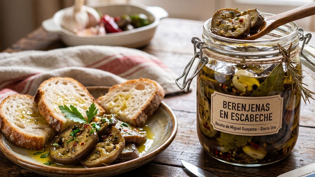 La receta de berenjena en escabeche es ideal para comer en una picada y se hace con simples pasos.