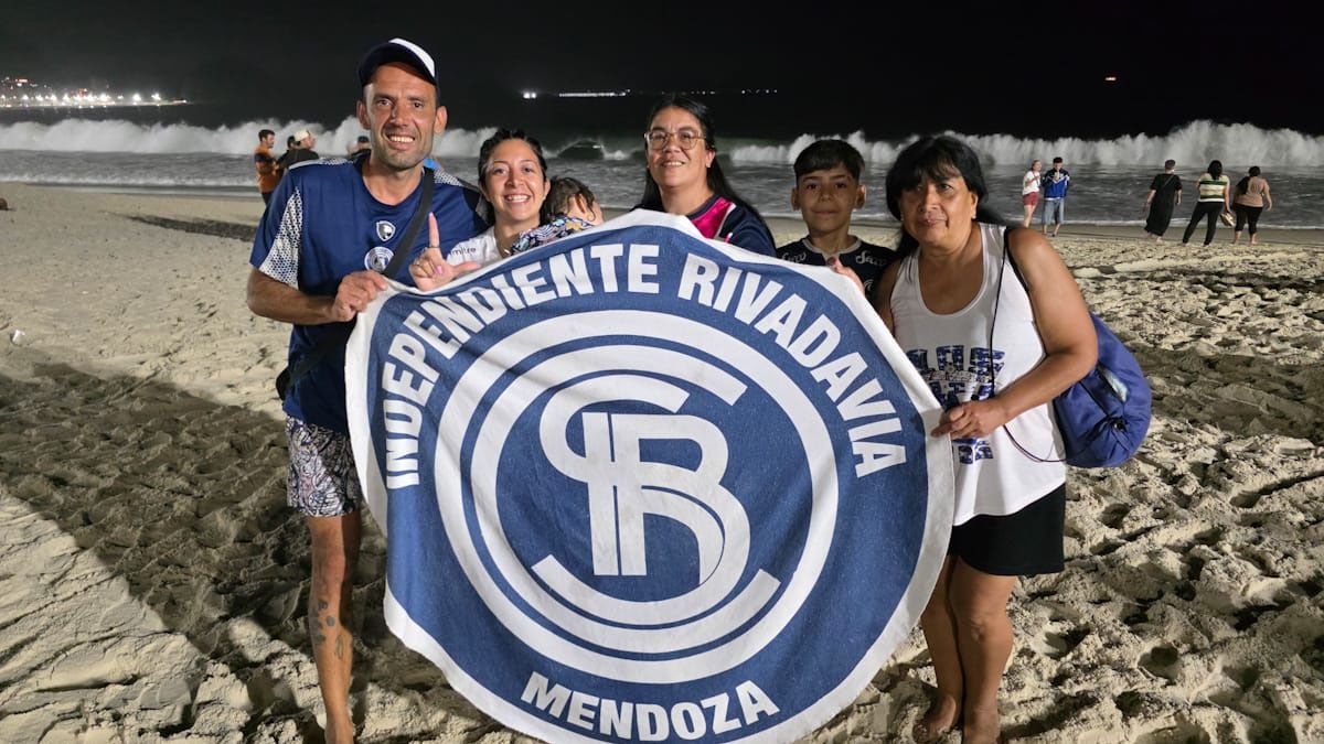 El banderazo de los hinchas de Independiente Rivadavia en Brasil antes de jugar con Fluminense: fotos y videos