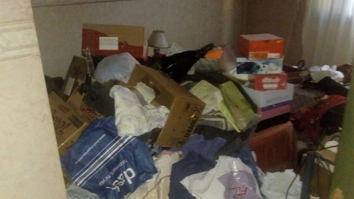 Así quedó la casa donde tres delincuentes tuvieron encerrada a una mujer más de una hora.