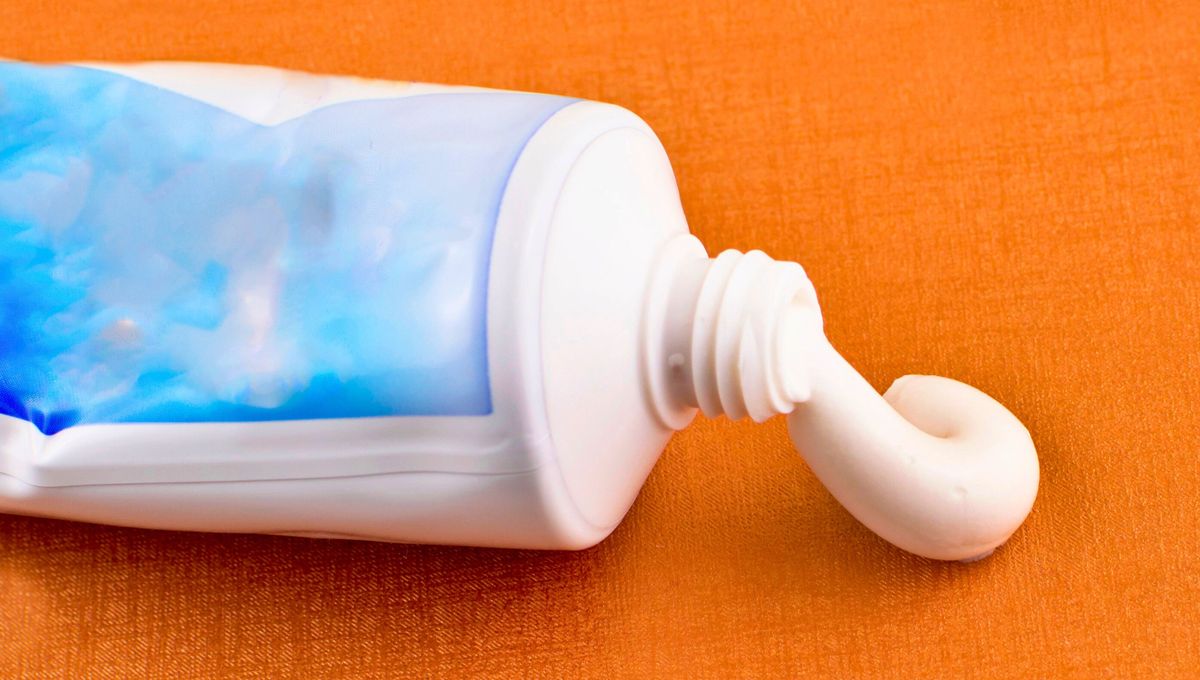 La crema dental deja manchas blancas en todo el lavamanos.&nbsp;